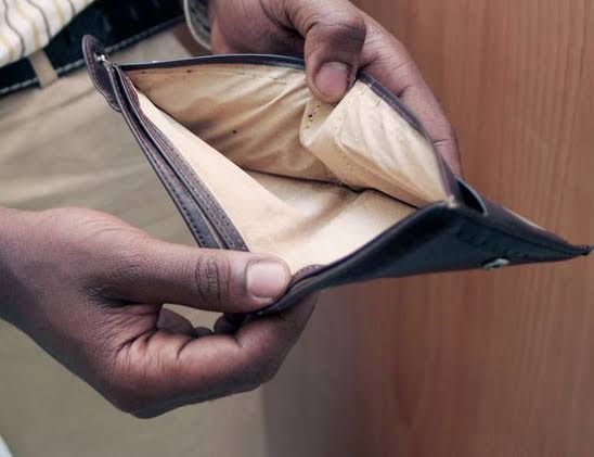 ފައިސާއަށް ވީނުވީއެއް ނޭނގި ހުދުކާފޫރަށްވުމުން…