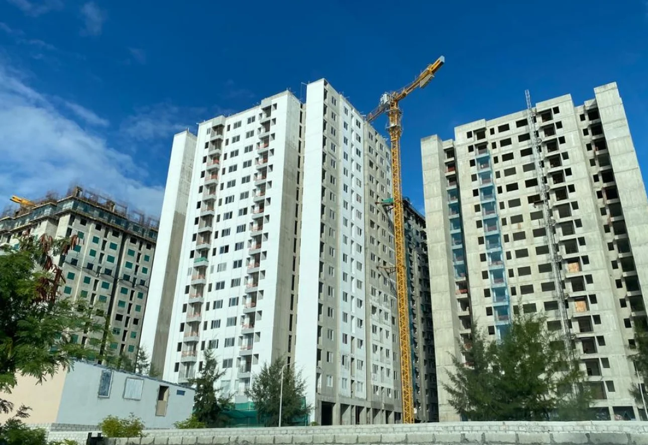 ފަށްޓަވައި ދެއްވީ ތޭރަހާސް ފުލެޓުގެ މަޝްރޫޢެއް، ނިމުނީ ހަތަރުހާސް ފެލެޓް، ކަމުދިޔައީ ދެހާސްފުލެޓް